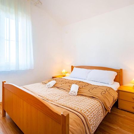 2 Bedroom Amazing Apartment In Neviđane Buitenkant foto