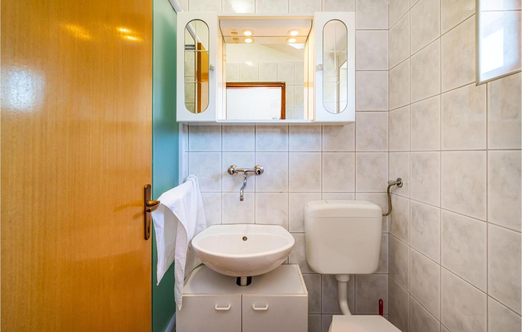 2 Bedroom Amazing Apartment In Neviđane Buitenkant foto