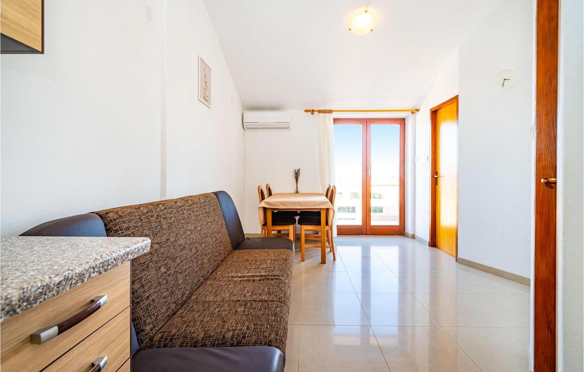 2 Bedroom Amazing Apartment In Neviđane Buitenkant foto