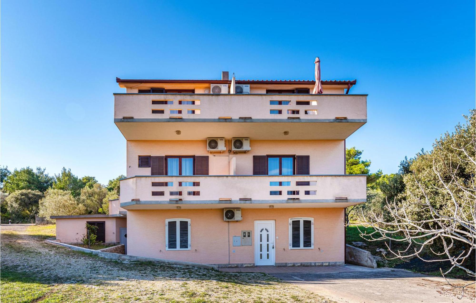 2 Bedroom Amazing Apartment In Neviđane Buitenkant foto