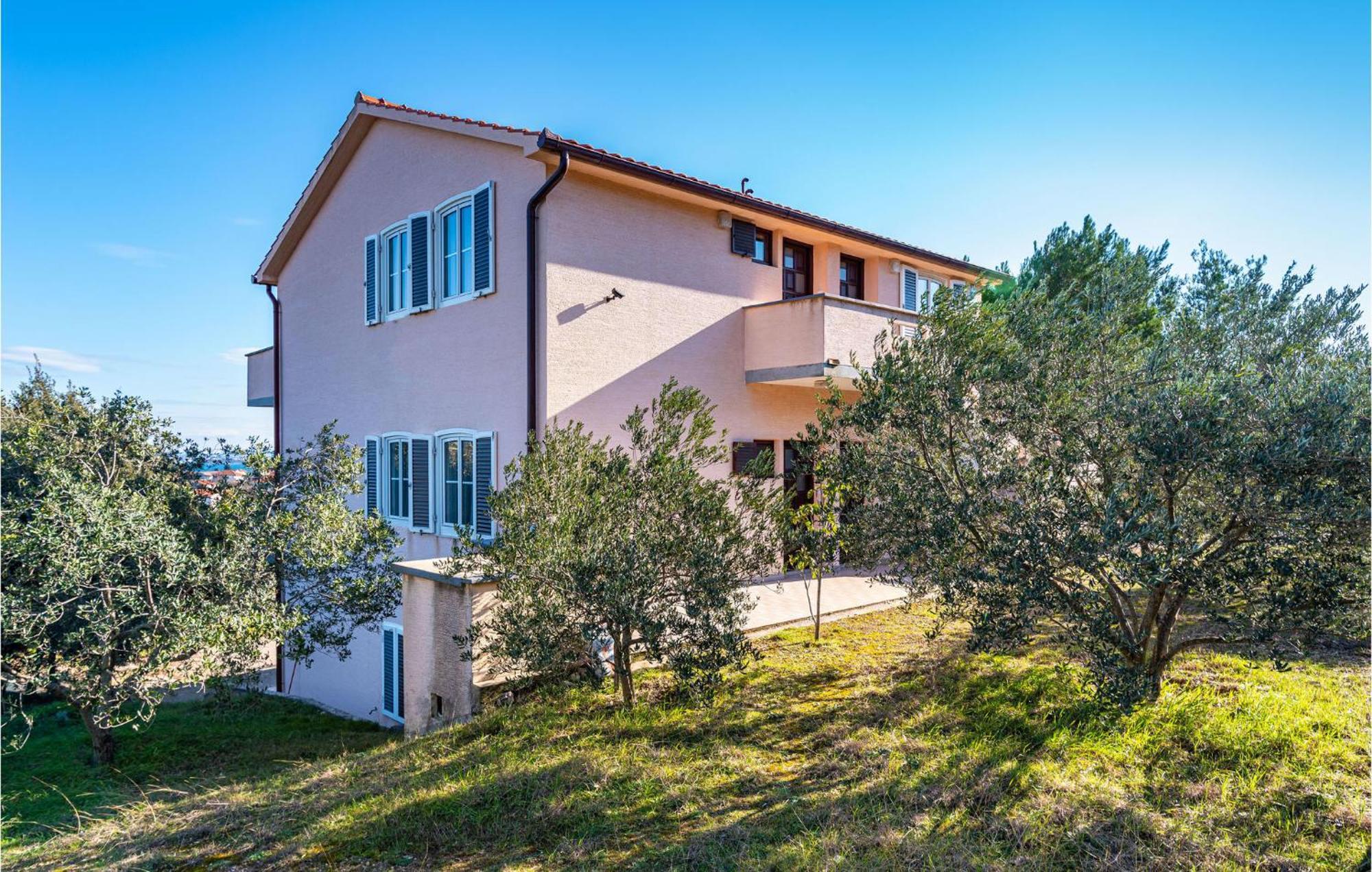 2 Bedroom Amazing Apartment In Neviđane Buitenkant foto