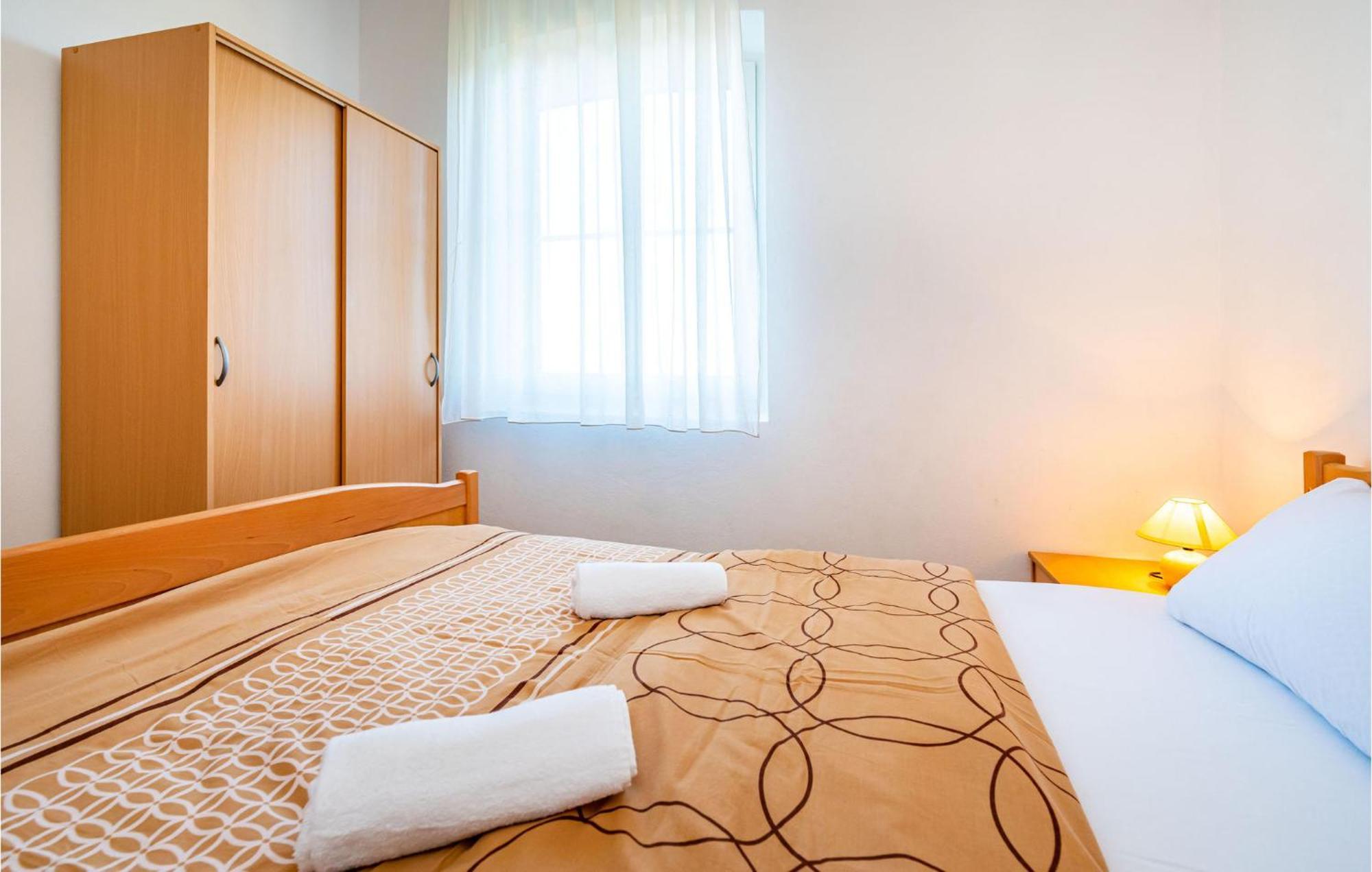 2 Bedroom Amazing Apartment In Neviđane Buitenkant foto