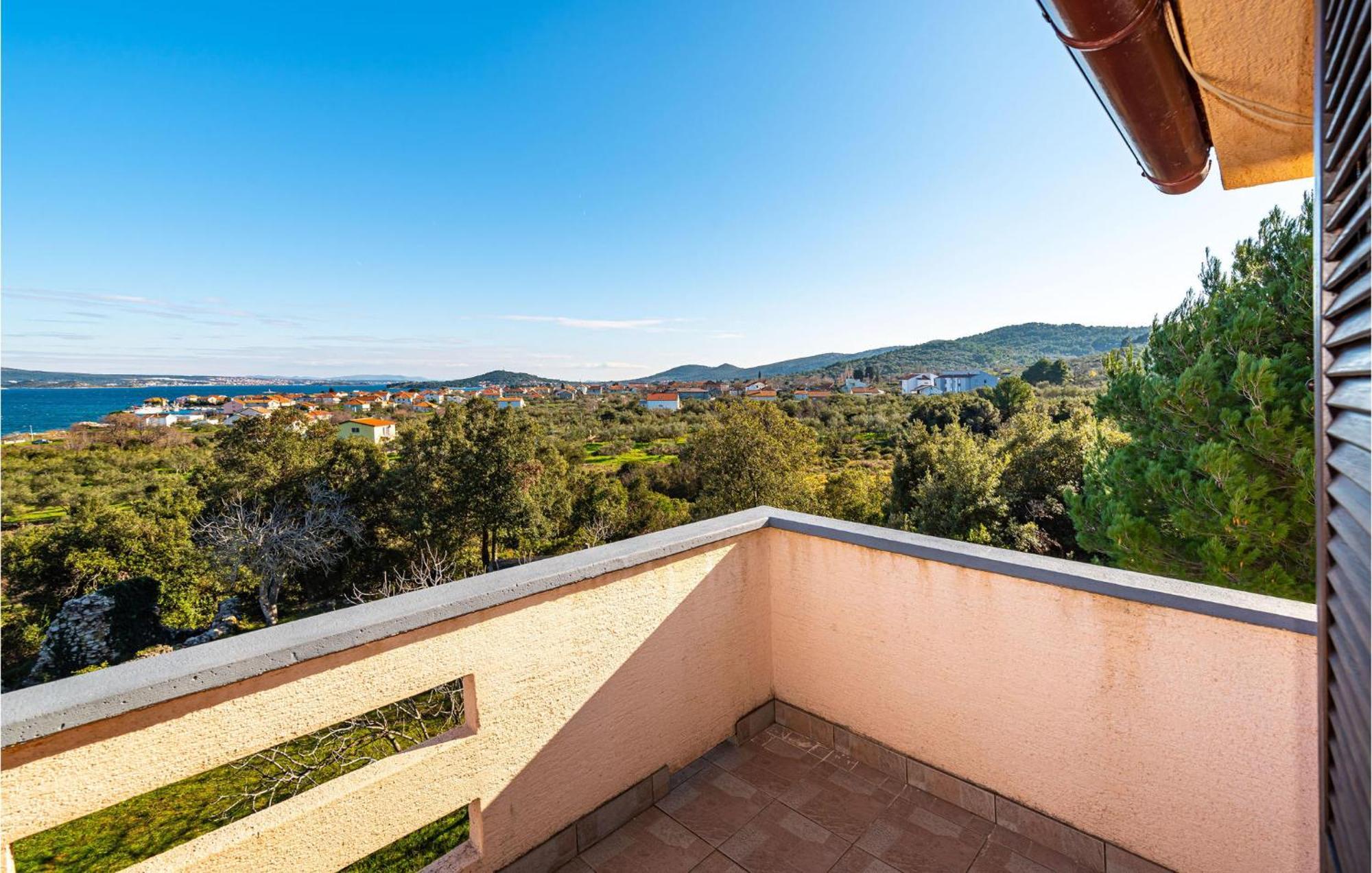 2 Bedroom Amazing Apartment In Neviđane Buitenkant foto